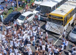 VÍDEO: Manifestantes Chegam Ao Parque De Exposições E Cobram Justiça Por Léo Lanches; Trânsito Na Região é Afetado