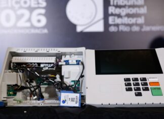 Urna eletrônica é aberta em transmissão ao vivo pela primeira vez Urna eletrônica é aberta em transmissão ao vivo pela primeira vez