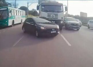 Carro Tenta Desviar De ônibus E é Atingido Por Caminhão Na Paralela