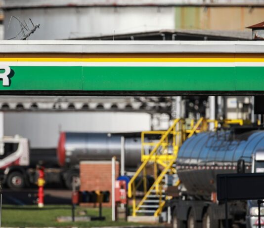 Petrobras aumenta diesel, mas subsídio mantém valor final; entenda