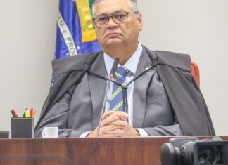 Dino pede investigação sobre possível ligação de Mendonça com Master Dino pede investigação sobre possível ligação de Mendonça com Master