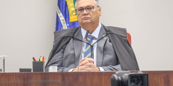 Dino pede investigação sobre possível ligação de Mendonça com Master Dino pede investigação sobre possível ligação de Mendonça com Master