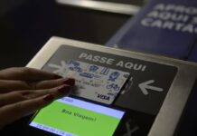 Estação Cinelândia, no Rio, é renomeada para Estação Democracia Estação Cinelândia, no Rio, é renomeada para Estação Democracia