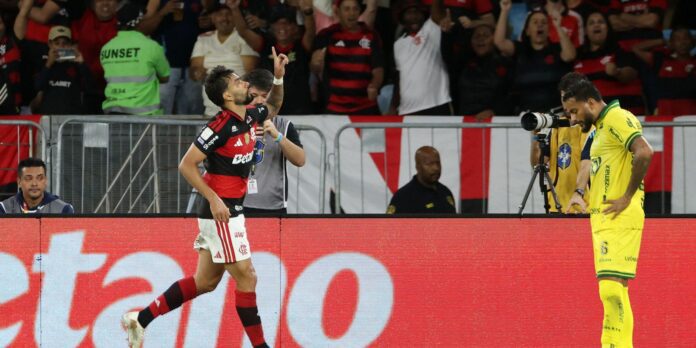 Flamengo vence e fica a um ponto do Palmeiras, líder Flamengo vence e fica a um ponto do Palmeiras, líder do Brasileirão