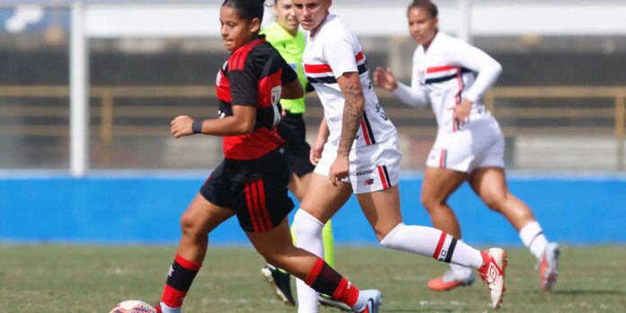 Nova lei estimula igualdade salarial para atletas de futebol feminino