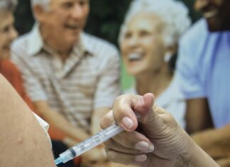 SUS disponibiliza nova vacina contra pneumonia e meningite para idosos SUS disponibiliza nova vacina contra pneumonia e meningite para idosos
