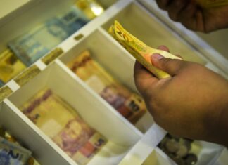 INPC tem variação negativa em agosto e soma 3,98% em 12 meses
