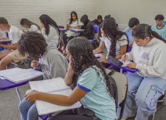 Brasil melhora desempenho escolar no longo prazo, mas patamar é baixo